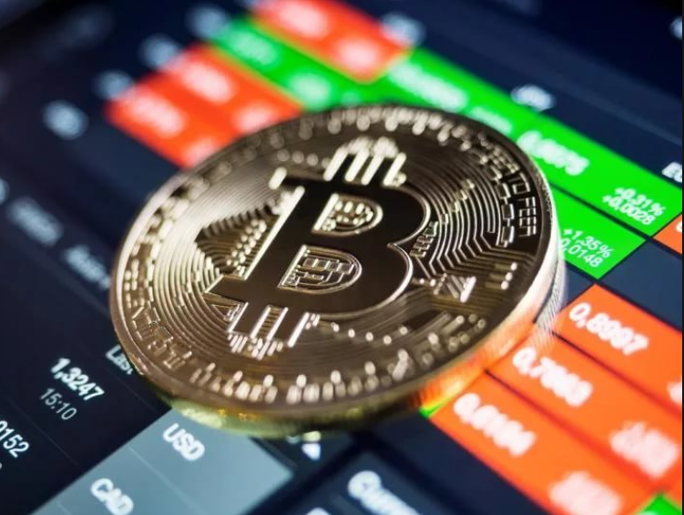 Майнеры заинтересованы в росте цены каждого добытого биткоина, но по мере того как награда за нахождение новых блоков будет падать, майнеры станут всё больше рассчитывать на комиссии за подтверждение транзакций.