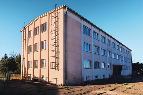 Германия, 17389 Anklam, Max-Planck-Straße 4, здание  общежития  ОП = 1488 кв.м, Цена : 89.000  EUR (продажа)