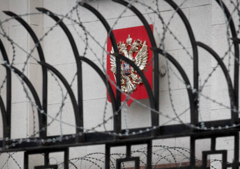 Российская компания-резидент или иностранная фирма из списка недружественных стран должны обратиться с заявлением о разрешении на сделку.