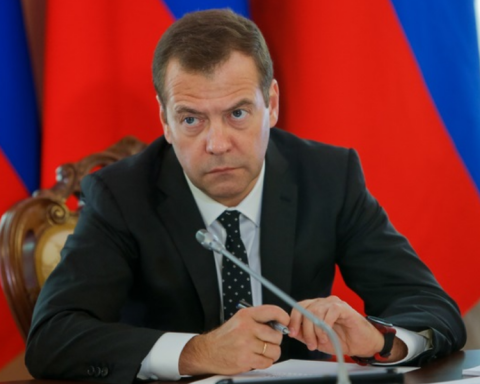 Отмена НДФЛ  позволит малоимущим гражданам получить дополнительные деньги, а также будет способствовать росту внутреннего спроса.