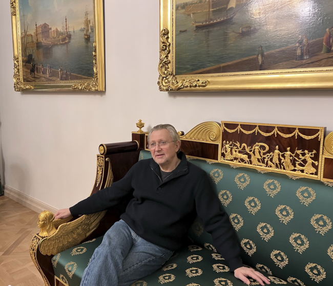  ему принадлежали четыре салона, аукционный зал, реставрационный центр, ювелирные мастерские и галерея академической живописи.